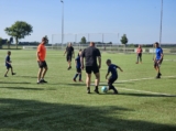 Laatste training S.K.N.W.K. JO8-1 (partijtje tegen de ouders) van maandag 2 juni 2025 (25/123)